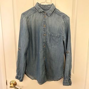 teen american eagle boyfriend cut buttoned up long sleeve shirt.